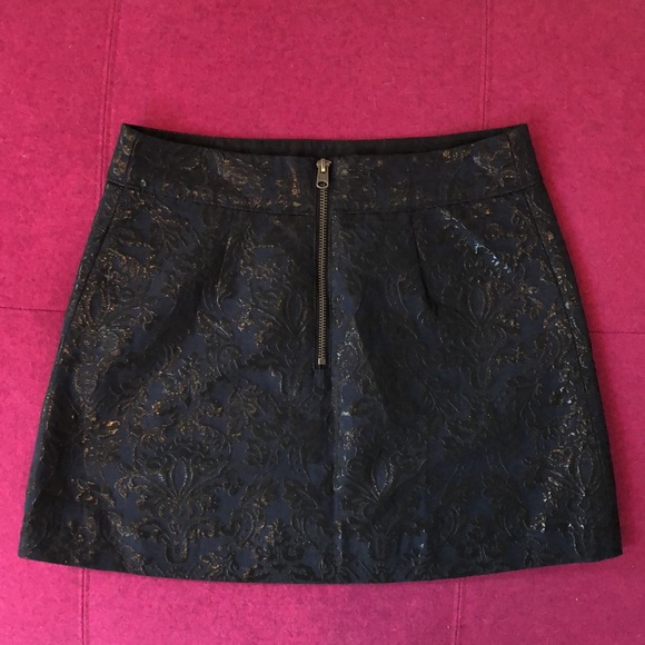 Stunning Abercrombie & Fitch Mini Skirt - Picture 2 of 5